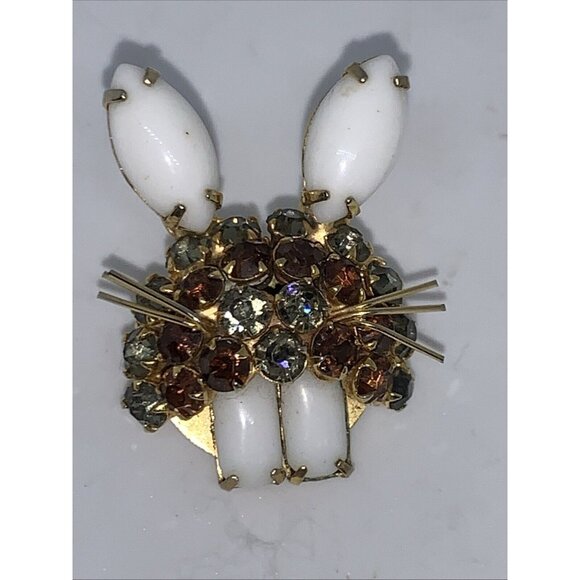 Vintage Signed Warner Rhinestone White Milk Glass Teeth & Easter Bunny Brooch - Picture 1 of 5